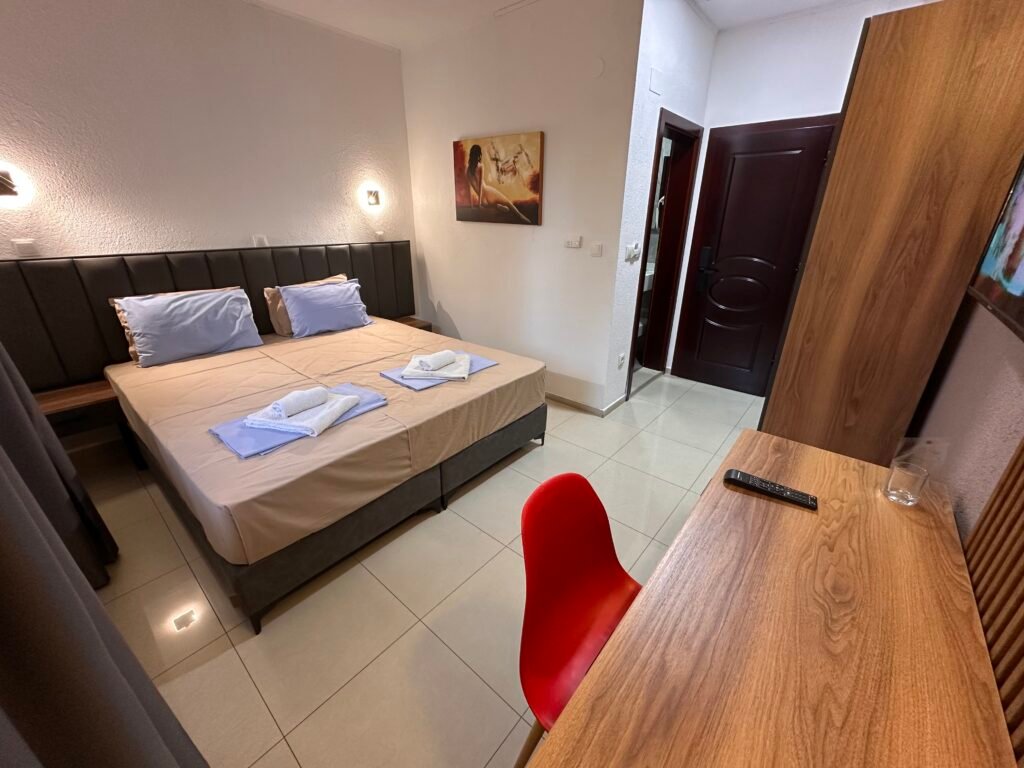 Standard double room with a double bed and wooden desk