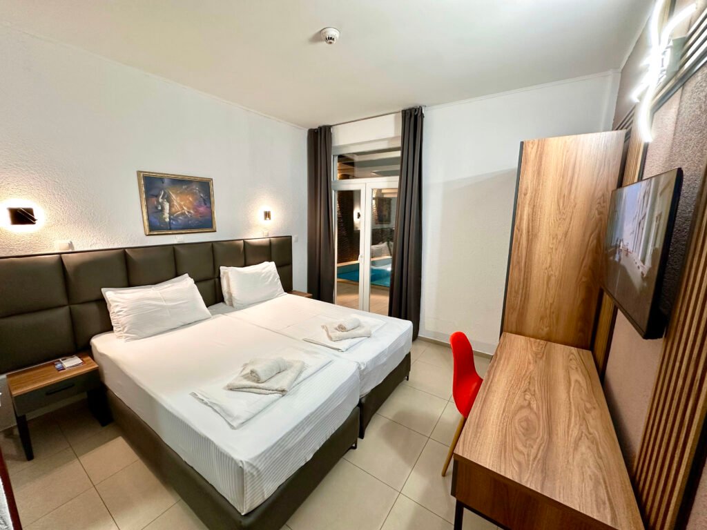 Superior double room with a double bed and desk at Villa Milka