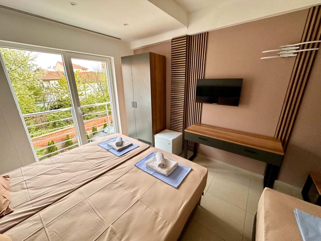 Standard room with a double bed and furnished balcony