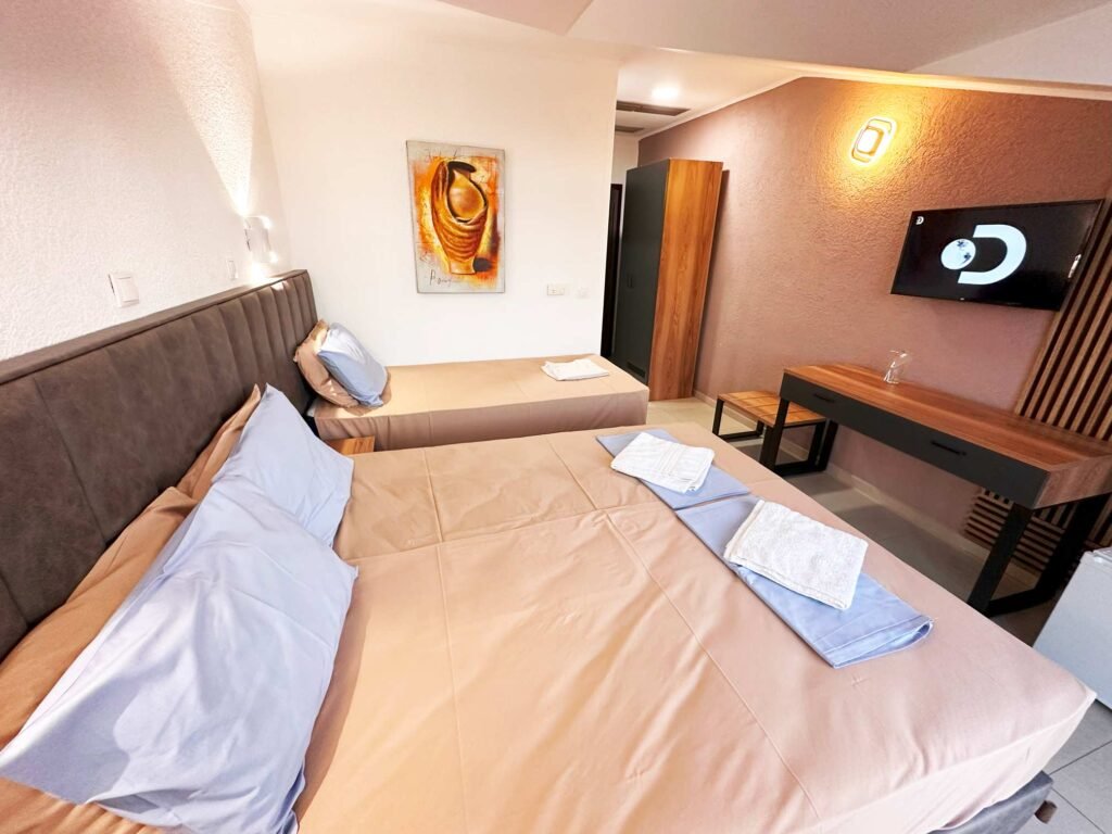 Standard triple room with a double bed and a separate single bed